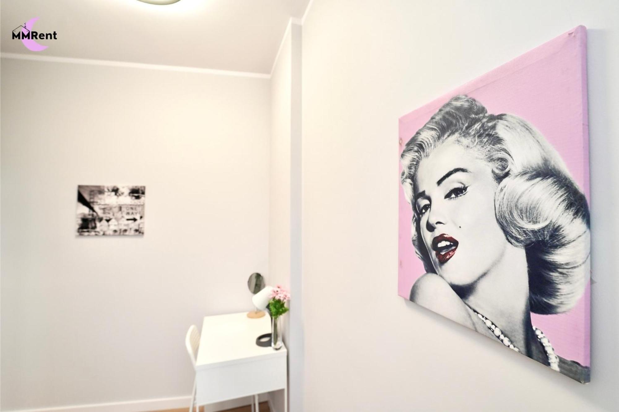 Mmrent Monroe *